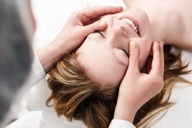 Kadın yüz muamele spa salonda.