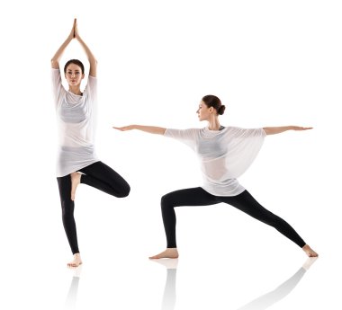 Yoga yapan genç bir kadın.