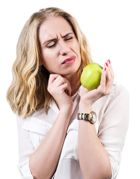 Woman feels toothpain because of sensitive gums