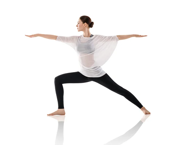 Bella donna bruna che fa esercizio di yoga — Foto Stock