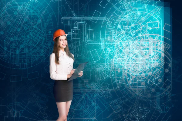 Ung kvinna ingenjör tittar på projektet skiss — Stockfoto