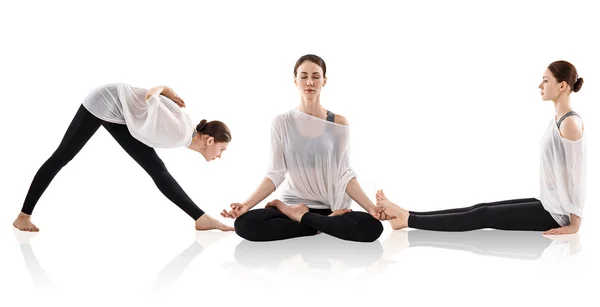 Mujer practicando yoga en posición de loto — Foto de Stock