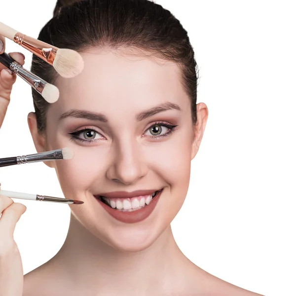 Mujer joven con pinceles de maquillaje —  Fotos de Stock