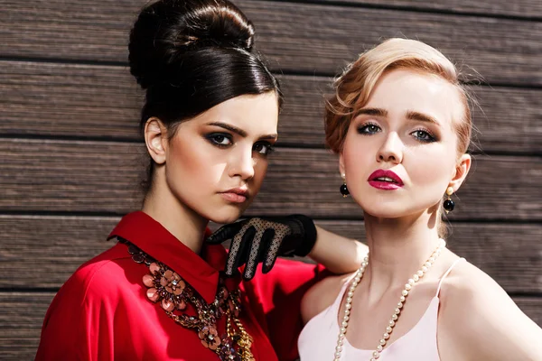 Two fashion models posing — Stock Photo, Image