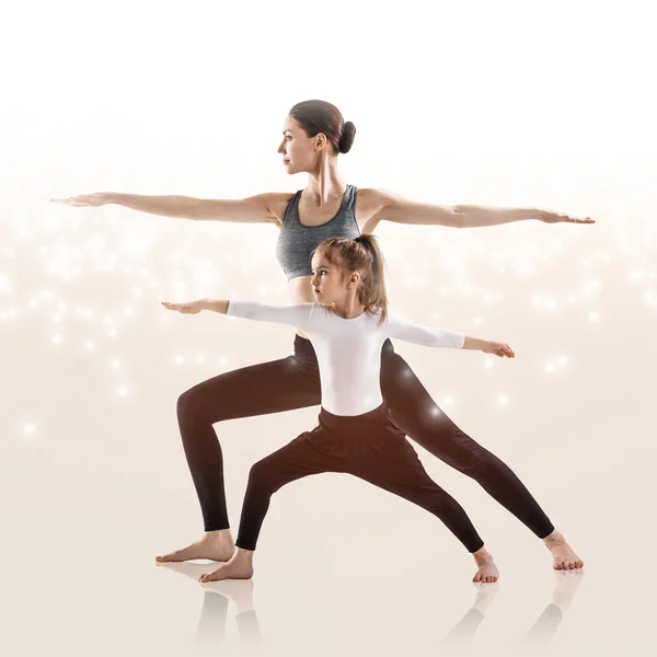 Mujer y su hija practicando yoga —  Fotos de Stock