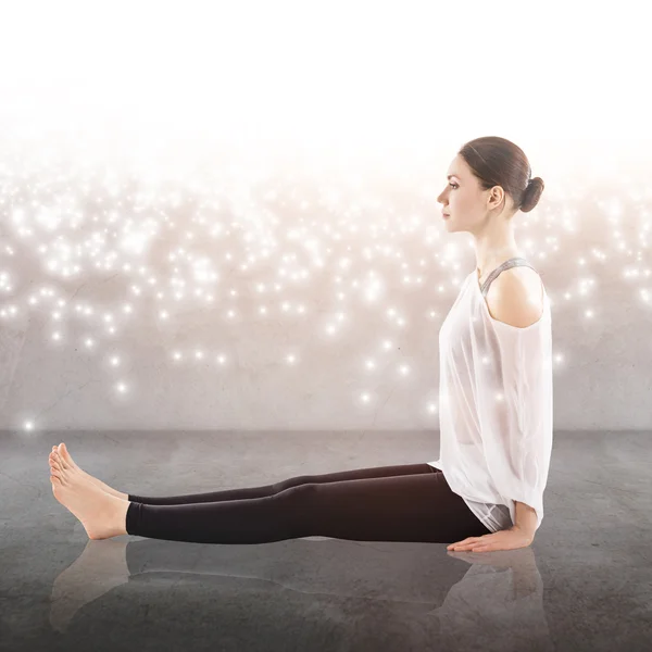 Mujer practicando yoga en posición de loto —  Fotos de Stock