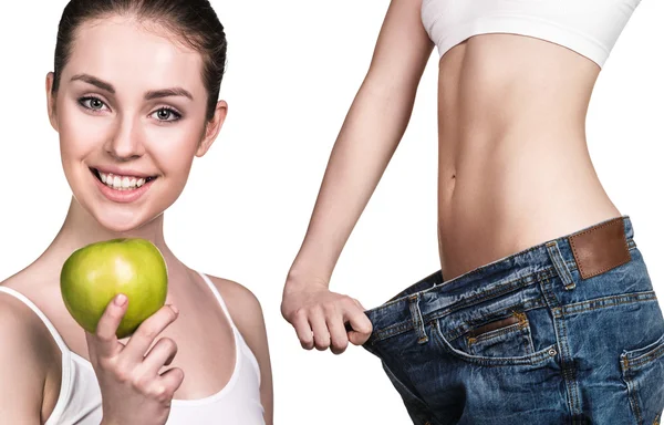 Mädchen hält einen Apfel in der Hand und trägt große Jeans — Stockfoto