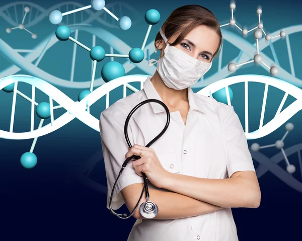 Доктор в белом халате и молекулярной формуле ДНК — стоковое фото