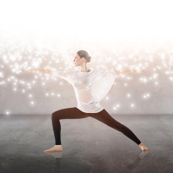 Mujer practicando yoga en posición de loto —  Fotos de Stock