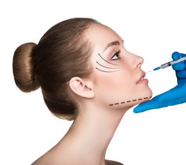 Güzel kadın bir enjeksiyon alır