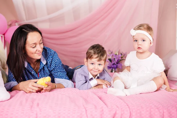 Madre e hijos — Foto de Stock