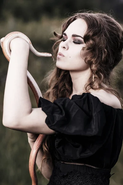 Kvinna med orm — Stockfoto