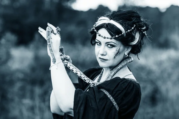 Женщина со змеей — стоковое фото