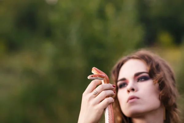 Frau mit Schlange — Stockfoto