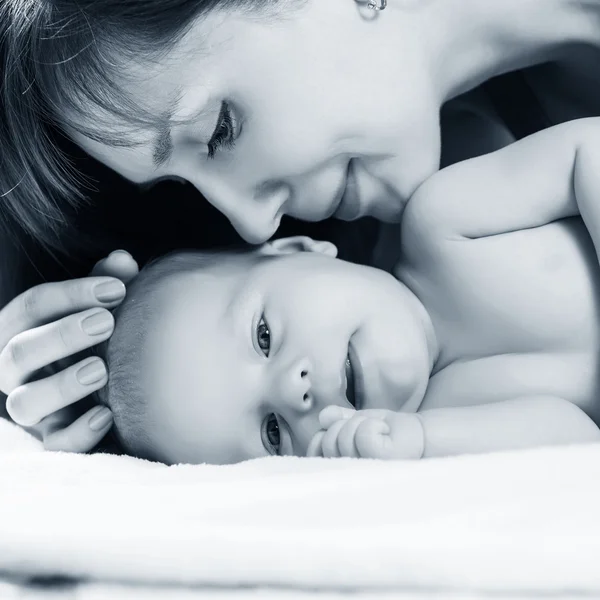 Alegre joven madre y su hijo — Foto de Stock