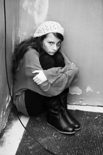Бездомні дівчина — стокове фото