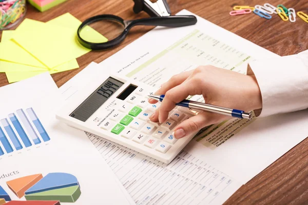 Calculating on the office desk — Stock Photo, Image