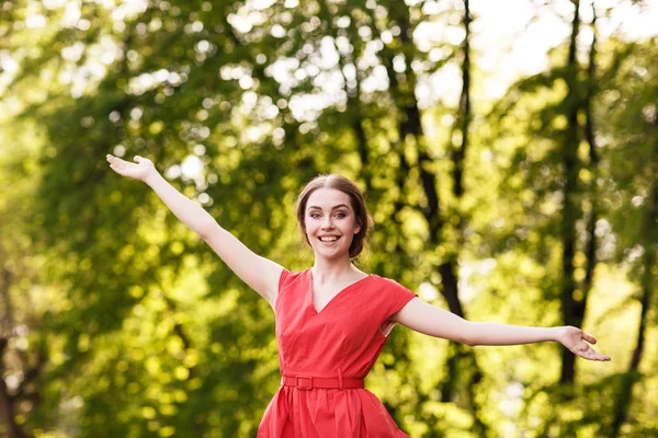 Femme en robe rouge — Photo