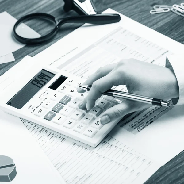 Calculating on the office desk — Stock Photo, Image