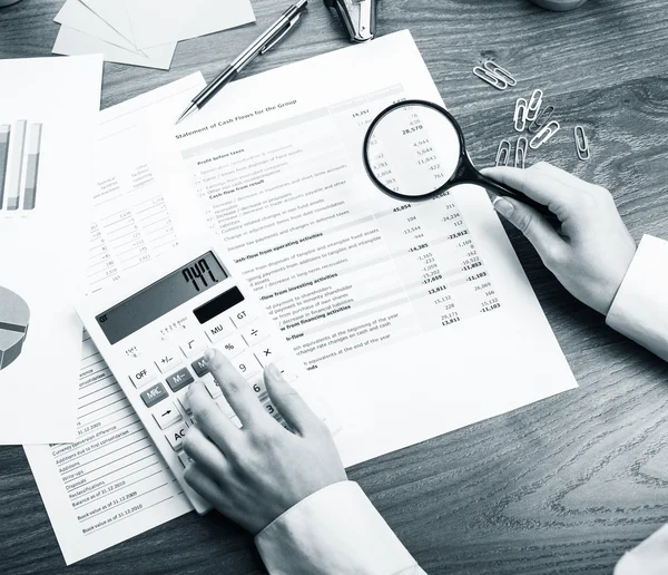 Calculating on the office desk — Stock Photo, Image