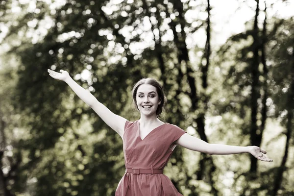 Femme en robe rouge — Photo