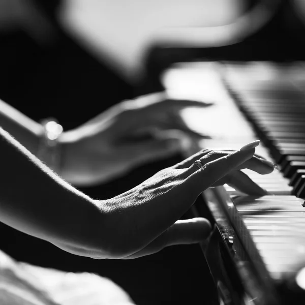 Tocando piano — Foto de Stock