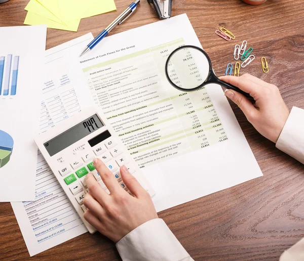 Calculating on the office desk — Stock Photo, Image