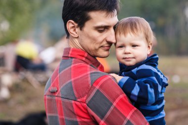 Baba oğul açık havada.