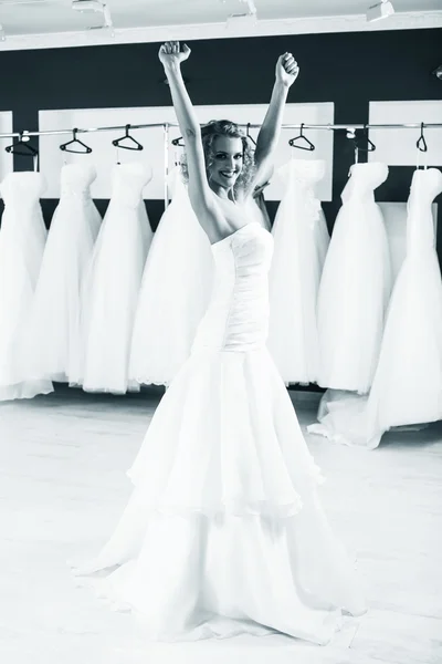 Young beautiful bride — Stock Photo, Image