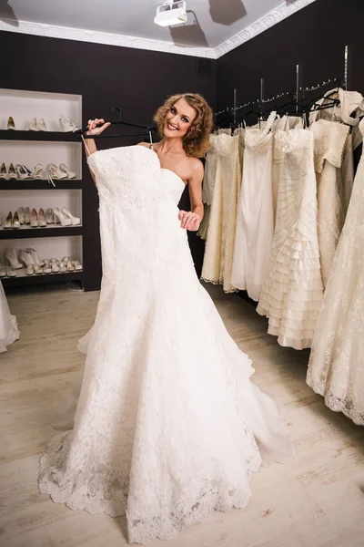 Giovane bella sposa — Foto Stock