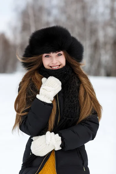 Retrato de hermosa mujer joven sonriente en lujosa cabeza de piel —  Fotos de Stock