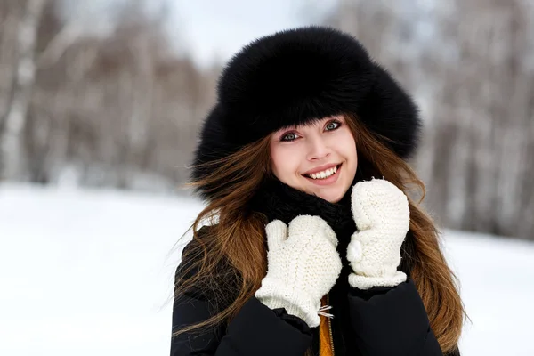 Porträt einer schönen lächelnden jungen Frau in luxuriösem Pelzkopf — Stockfoto