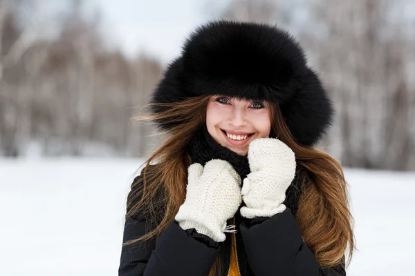 Porträt einer glücklichen jungen Frau mit Luxus-Pelzmütze — Stockfoto