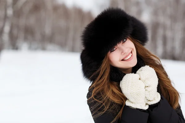 Porträt einer glücklichen jungen Frau mit Luxus-Pelzmütze — Stockfoto