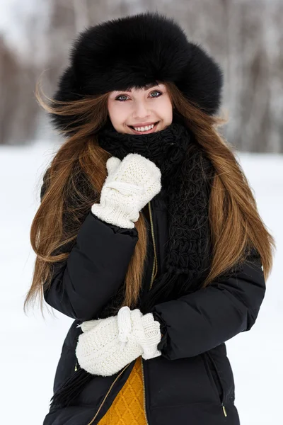 Retrato de hermosa mujer joven sonriente en lujosa cabeza de piel —  Fotos de Stock