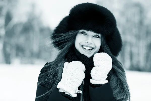 Portrait of beautiful smiling young woman in luxurious fur head — Stock Photo, Image