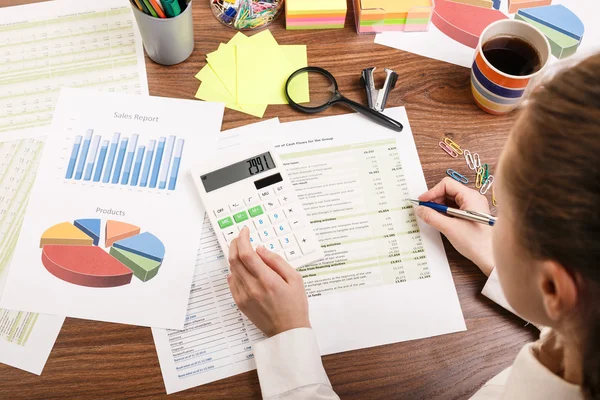 Calculating on the office desk — Stock Photo, Image