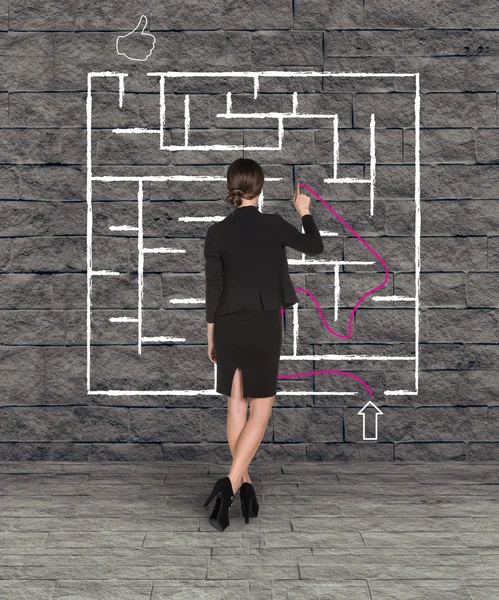 Businesswoman dessin labyrinthe sur le mur — Photo