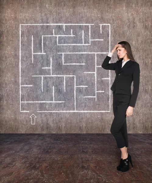 Jovem empresária olhando para o labirinto — Fotografia de Stock