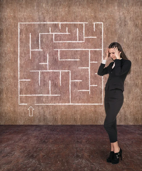 Jungunternehmerin blickt auf das Labyrinth — Stockfoto