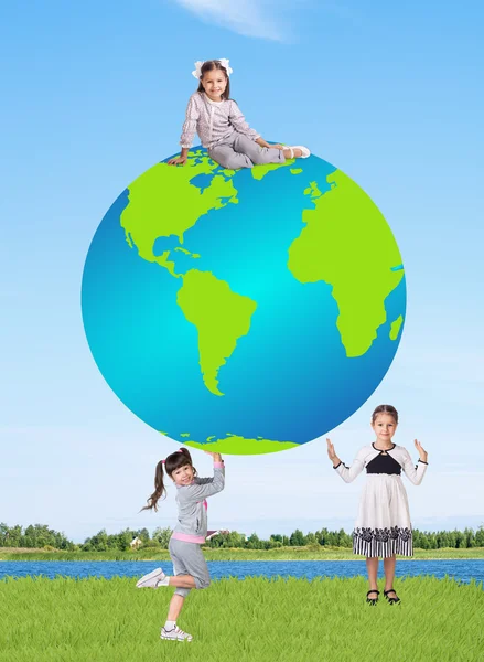 Meninas sorridentes com um globo — Fotografia de Stock