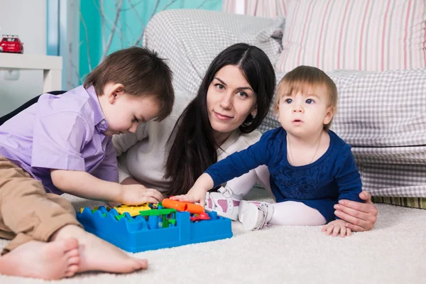 Joven mamá y sus hijos —  Fotos de Stock