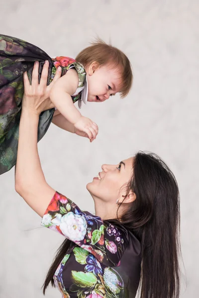 Mother playing with her daughter — Stock Photo, Image