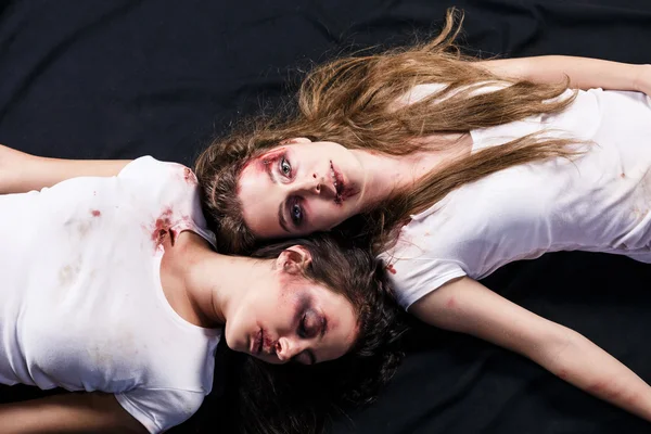 Дві молоді жінки після домашнього насильства — стокове фото