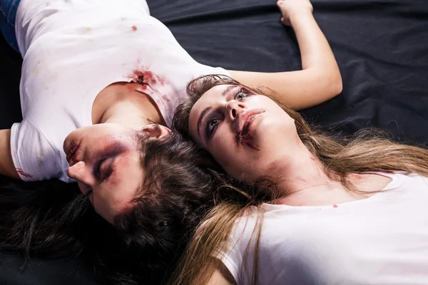 Duas mulheres jovens após violência doméstica — Fotografia de Stock