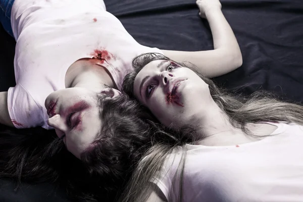 Zwei junge Frauen nach häuslicher Gewalt — Stockfoto