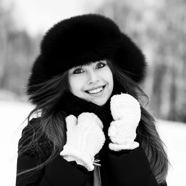 Portrait of beautiful smiling young woman in luxurious fur head — Stock Photo, Image