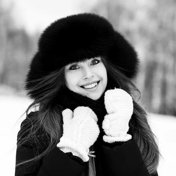 Retrato de hermosa mujer joven sonriente en lujosa cabeza de piel — Foto de Stock