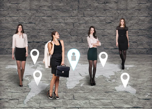 Fyra kvinnor står framför en jorden karta — Stockfoto