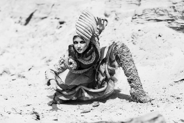 Chica en un desierto — Foto de Stock